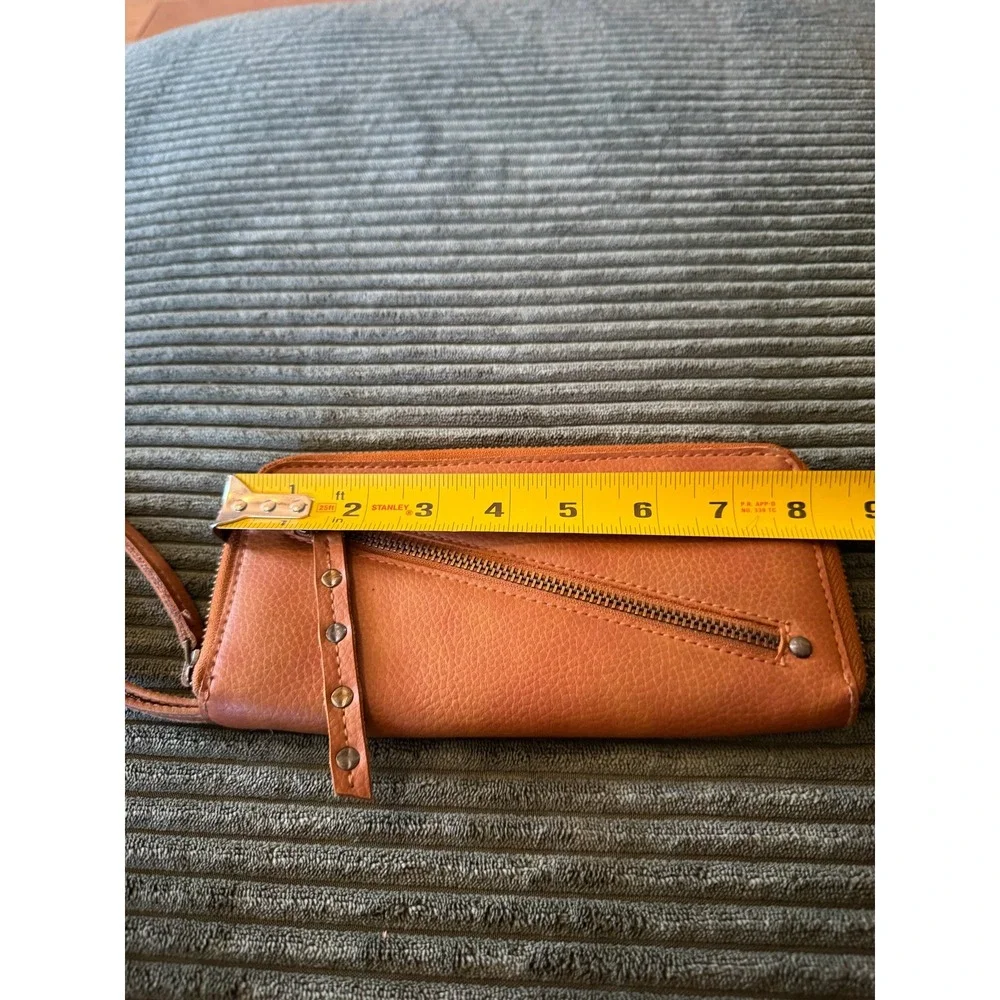 Free People Distressed Vegan Leather Wristlet Wallet Zip‎ Around Brown (3778)
